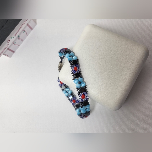 Floral Chain Bracelet - Picture 7 of 7